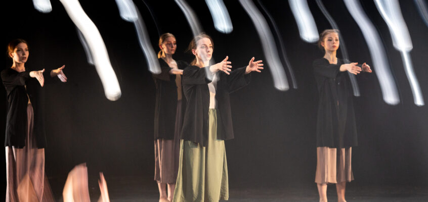 Вечер современной хореографии во МХАТе: оказаться в “Настоящем моменте” и наблюдать “Времена года”